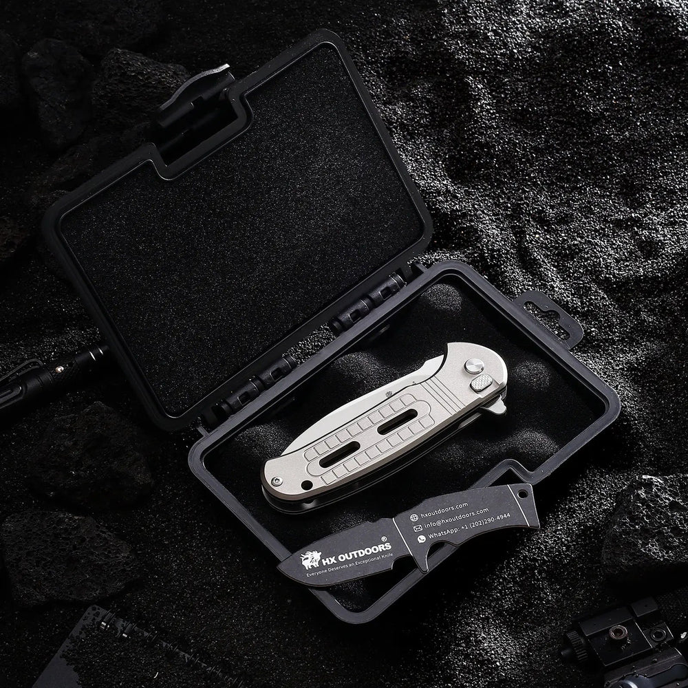 
                  
                    HX OUTDOORS ROCK SAPPHIRE | Pocket Knife | Button Lock | 2.4" 14C28N Blade | Silver Titanium Handle | ZD-114S ROCK SAPPHIRE
                  
                